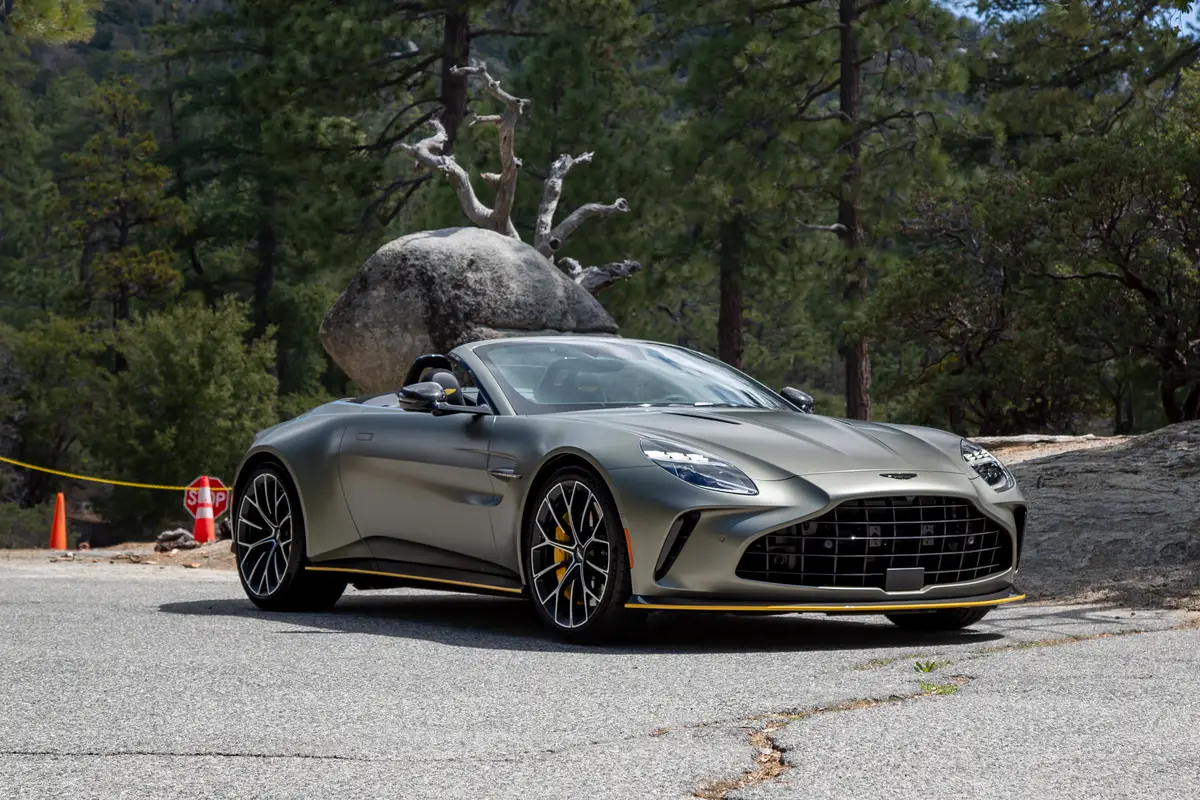 Đánh giá xe Aston Martin Vantage Roadster 2026: Khí quyển khi vào (Cấp độ)